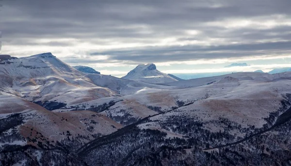 Dağlar Bulutlu Bulutlardaki Güzel Dağ Kayaları Kuzey Kafkasya Nın Manzarası — Stok fotoğraf
