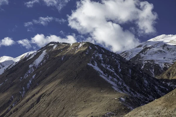 Lleno Montañas Hermosas Rocas Montaña Las Nubes Paisaje Del Cáucaso — Foto de Stock