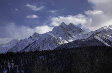 Dağlar bulutlu. Bulutlardaki güzel dağ kayaları. Kuzey Kafkasya 'nın manzarası
