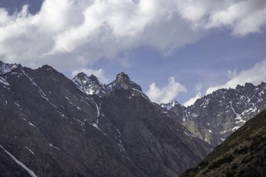 Dağlar bulutlu. Bulutlardaki güzel dağ kayaları. Kuzey Kafkasya 'nın manzarası