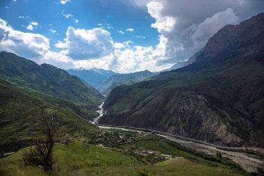Dağlar bulutlu. Bulutlardaki güzel dağ kayaları. Kuzey Kafkasya 'nın manzarası