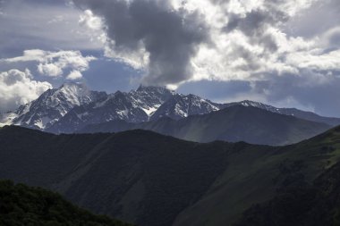 Dağlar bulutlu. Bulutlardaki güzel dağ kayaları. Kuzey Kafkasya 'nın manzarası