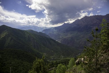Dağlar bulutlu. Bulutlardaki güzel dağ kayaları. Kuzey Kafkasya 'nın manzarası