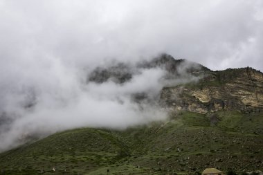 Dağlar bulutlu. Bulutlardaki güzel dağ kayaları. Kuzey Kafkasya 'nın manzarası