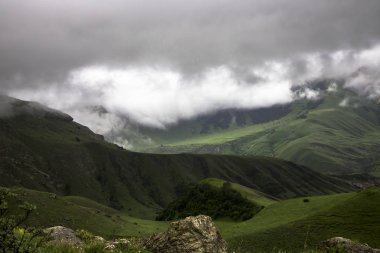Dağlar bulutlu. Bulutlardaki güzel dağ kayaları. Kuzey Kafkasya 'nın manzarası
