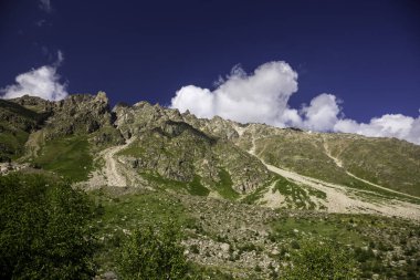 Dağ kayaları. Yüksek kayalıklı güzel vadi. Kuzey Kafkasya 'nın Doğası