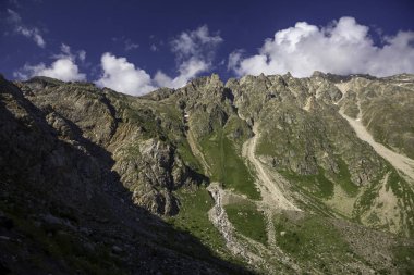 Dağ kayaları. Yüksek kayalıklı güzel vadi. Kuzey Kafkasya 'nın Doğası