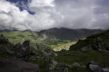 Dağlar bulutlu. Bulutlardaki güzel dağ kayaları. Kuzey Kafkasya 'nın manzarası