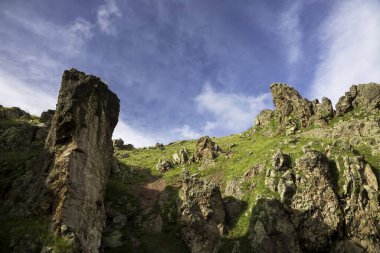 Dağ kayaları. Yüksek kayalıklı güzel vadi. Kuzey Kafkasya 'nın Doğası