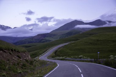 Dağlar bulutlu. Bulutlardaki güzel dağ kayaları. Kuzey Kafkasya 'nın manzarası