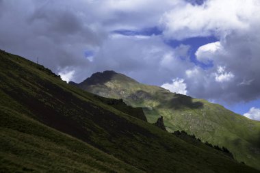 Dağlar bulutlu. Bulutlardaki güzel dağ kayaları. Kuzey Kafkasya 'nın manzarası