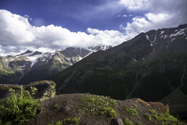 Dağlar bulutlu. Bulutlardaki güzel dağ kayaları. Kuzey Kafkasya 'nın manzarası