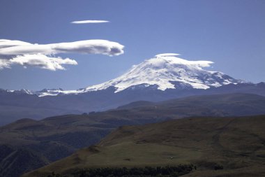 Elbrus Dağı. Yüksek Elbrus Dağı 'nın kar manzarası. Kuzey Kafkasya 'nın manzarası
