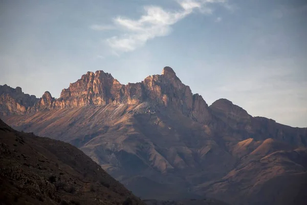 美丽的峡谷 岩石高耸 北高加索的性质 — 图库照片