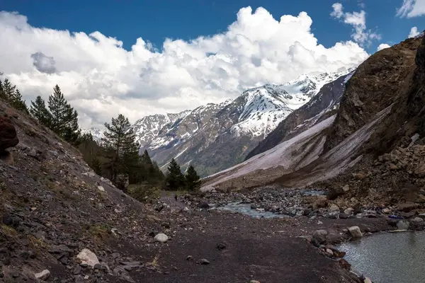 Lleno Montañas Hermosas Rocas Montaña Las Nubes Paisaje Del Cáucaso — Foto de Stock