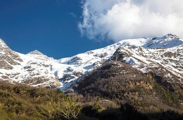 Bedekt Bergen Prachtige Bergrotsen Wolken Landschap Van Noordelijke Kaukasus — Stockfoto