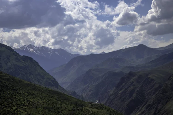 Dağlar bulutlu. Bulutlardaki güzel dağ kayaları. Kuzey Kafkasya 'nın manzarası