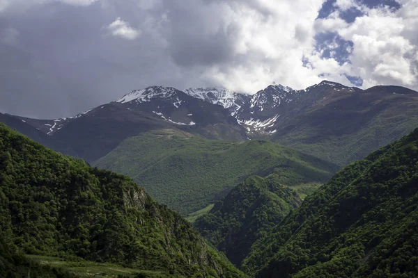 多山的阴云 云中美丽的山岩 北高加索地区的景观 — 图库照片