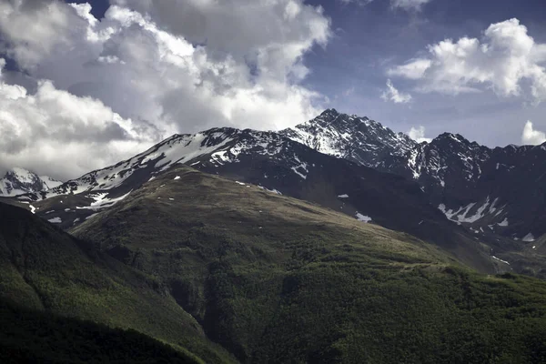 多山的阴云 云中美丽的山岩 北高加索地区的景观 — 图库照片