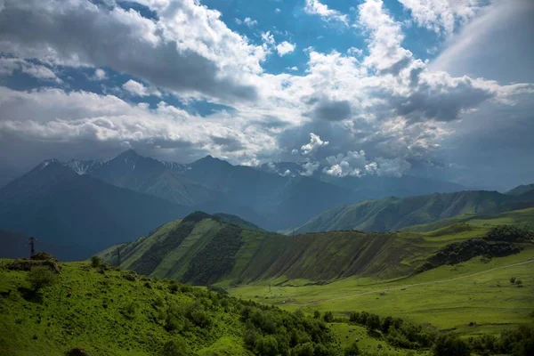 Dağlar Bulutlu Bulutlardaki Güzel Dağ Kayaları Kuzey Kafkasya Nın Manzarası — Stok fotoğraf