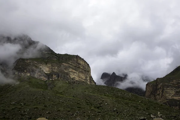 多山的阴云 云中美丽的山岩 北高加索地区的景观 — 图库照片