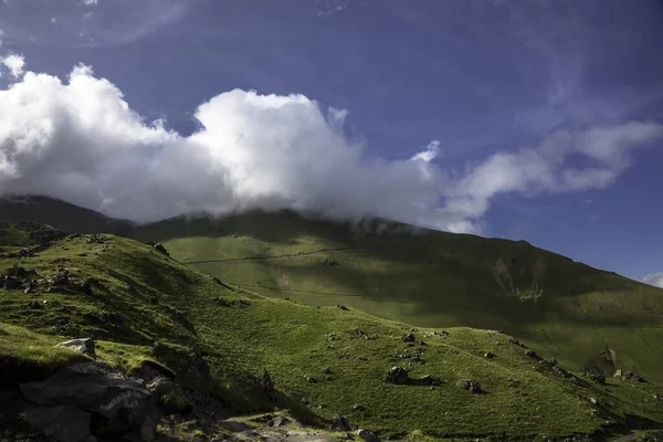 Dağlar Bulutlu Bulutlardaki Güzel Dağ Kayaları Kuzey Kafkasya Nın Manzarası — Stok fotoğraf