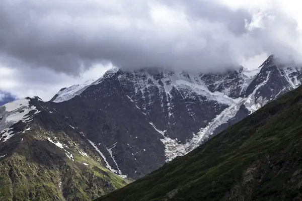 Поширений Горах Гарні Гірські Породи Хмарах Ландшафт Північного Кавказу — стокове фото