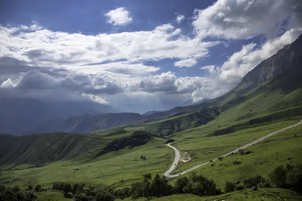 Dağlar Bulutlu Bulutlardaki Güzel Dağ Kayaları Kuzey Kafkasya Nın Manzarası — Stok fotoğraf