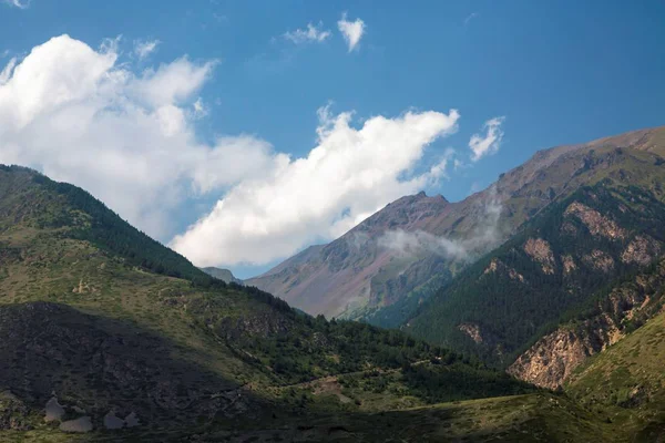 山地景观 高山上美丽的全景 北高加索的性质 — 图库照片