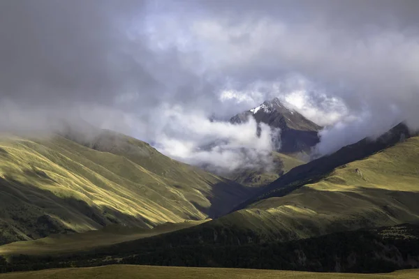 多山的阴云 云中美丽的山岩 北高加索地区的景观 — 图库照片
