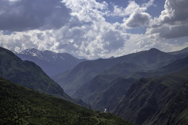 Поширений Горах Гарні Гірські Породи Хмарах Ландшафт Північного Кавказу Ліцензійні Стокові Зображення