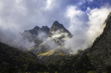 Dağlar bulutlu. Bulutlardaki güzel dağ kayaları. Kuzey Kafkasya 'nın manzarası