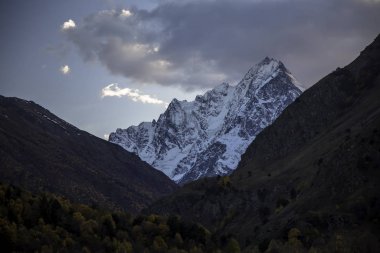 Dağ manzarası. Yüksek dağlarda güzel bir manzara. Kuzey Kafkasya 'nın Doğası