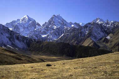 Dağ manzarası. Yüksek dağlarda güzel bir manzara. Kuzey Kafkasya 'nın Doğası