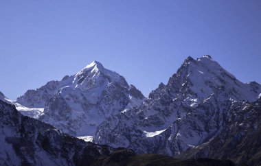 Dağ manzarası. Yüksek dağlarda güzel bir manzara. Kuzey Kafkasya 'nın Doğası