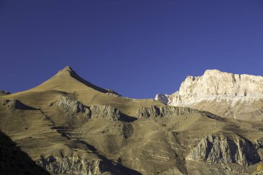 Dağ kayaları. Yüksek kayalıklı güzel vadi. Kuzey Kafkasya 'nın Doğası