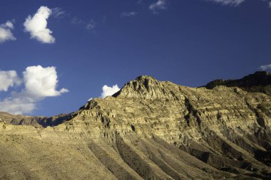Dağ kayaları. Yüksek kayalıklı güzel vadi. Kuzey Kafkasya 'nın Doğası