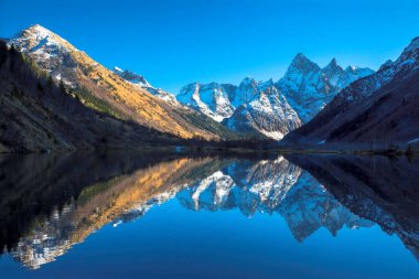 Dağ Gölü. Dağlarda mavi suyu olan güzel göl manzarası