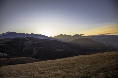 Dağlarda düşmek. Akşam gökyüzü kayaların üzerinde. Kuzey Kafkasya 'nın manzarası