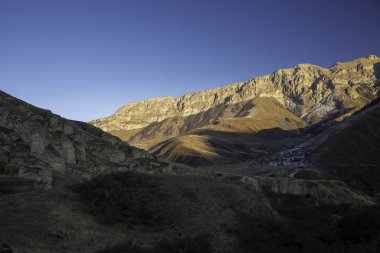 Dağ kayaları. Yüksek kayalıklı güzel vadi. Kuzey Kafkasya 'nın Doğası