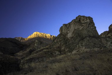 Dağ kayaları. Yüksek kayalıklı güzel vadi. Kuzey Kafkasya 'nın Doğası
