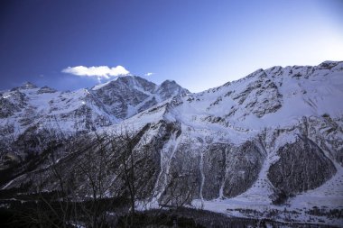 Dağlarda kış. Karla kaplı dağ geçidi. Kuzey Kafkasya 'nın manzarası
