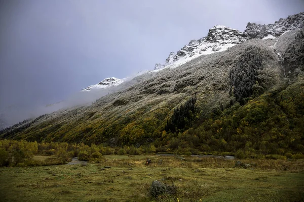 Felhős Hegyekben Gyönyörű Hegyi Sziklák Felhőkben Észak Kaukázusi Táj — Stock Fotó