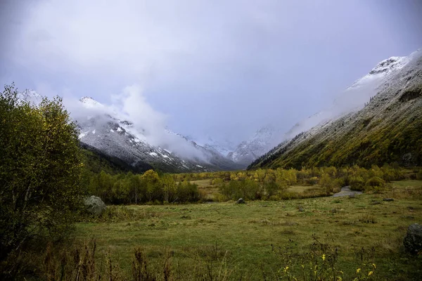 Nuvoloso Montagna Belle Rocce Montagna Tra Nuvole Paesaggio Del Caucaso — Foto Stock