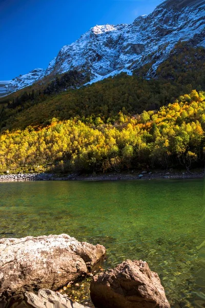Ορεινή Λίμνη Όμορφη Θέα Της Λίμνης Καταγάλανα Νερά Στα Βουνά — Φωτογραφία Αρχείου