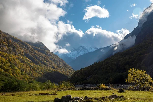 Nuvoloso Montagna Belle Rocce Montagna Tra Nuvole Paesaggio Del Caucaso — Foto Stock