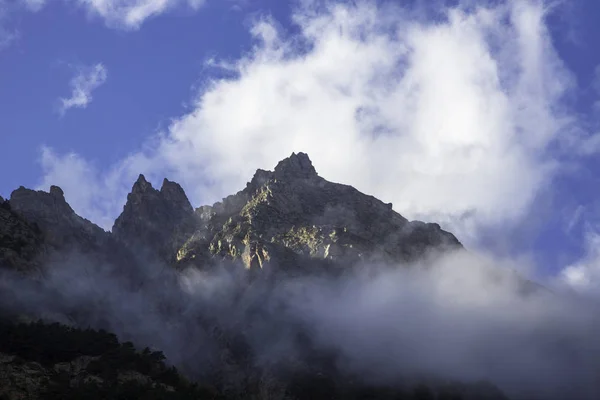 Lleno Montañas Hermosas Rocas Montaña Las Nubes Paisaje Del Cáucaso — Foto de Stock