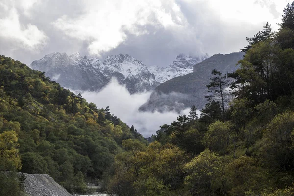 Nuvoloso Montagna Belle Rocce Montagna Tra Nuvole Paesaggio Del Caucaso — Foto Stock