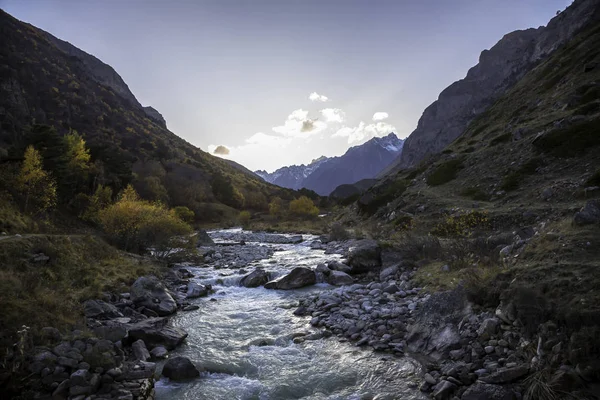 Ορεινό Ποτάμι Στο Γραφικό Φαράγγι Τοπίο Του Βόρειου Καυκάσου — Φωτογραφία Αρχείου