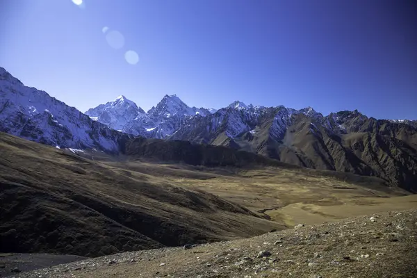 山地景观 高山上美丽的全景 北高加索的性质 — 图库照片